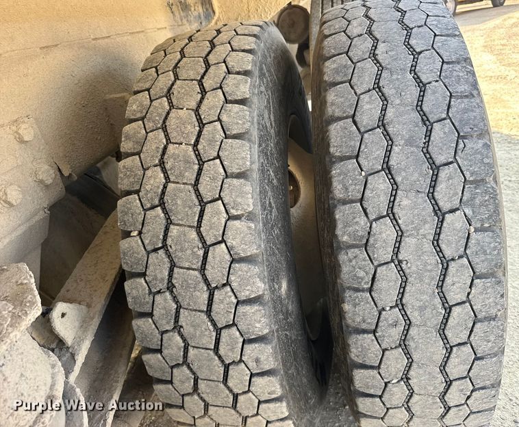 image for item ER2337 2010 Peterbilt 365 ready mix truck