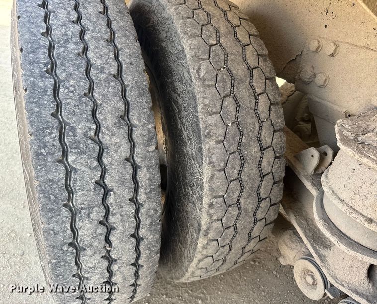 image for item ER2337 2010 Peterbilt 365 ready mix truck