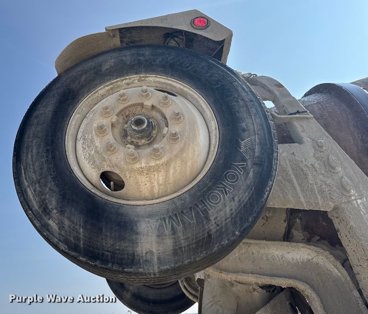 image for item ER2337 2010 Peterbilt 365 ready mix truck