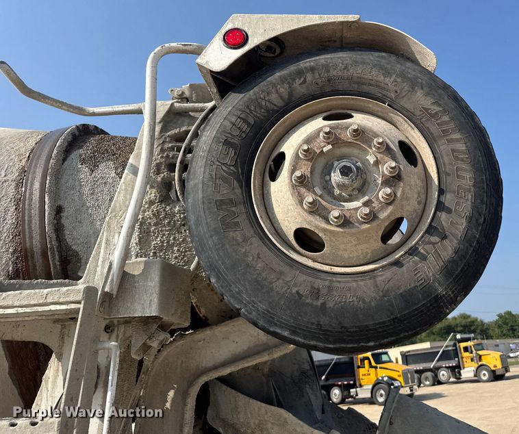 image for item ER2337 2010 Peterbilt 365 ready mix truck