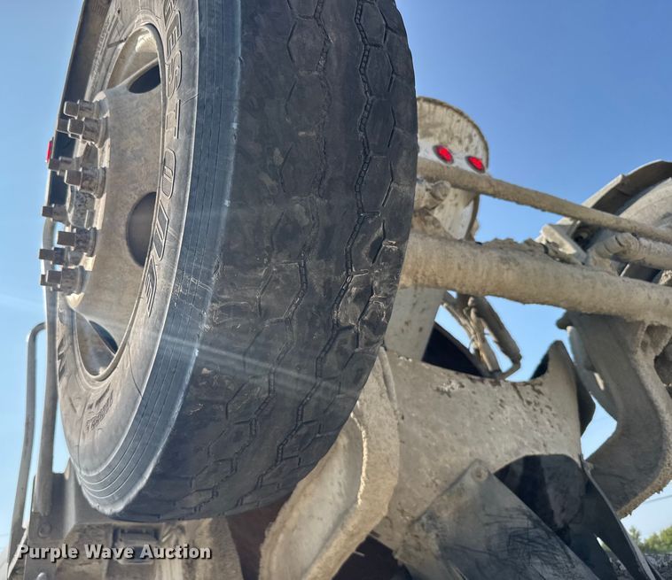 image for item ER2337 2010 Peterbilt 365 ready mix truck