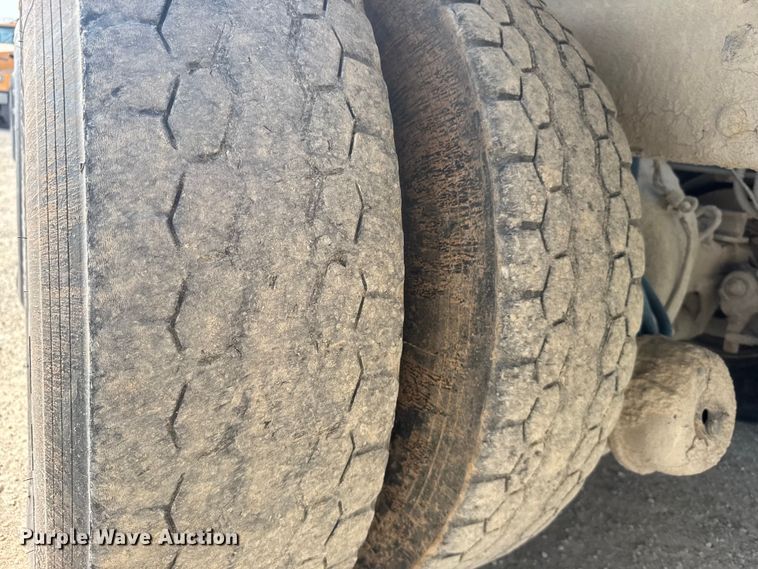 image for item ER2337 2010 Peterbilt 365 ready mix truck