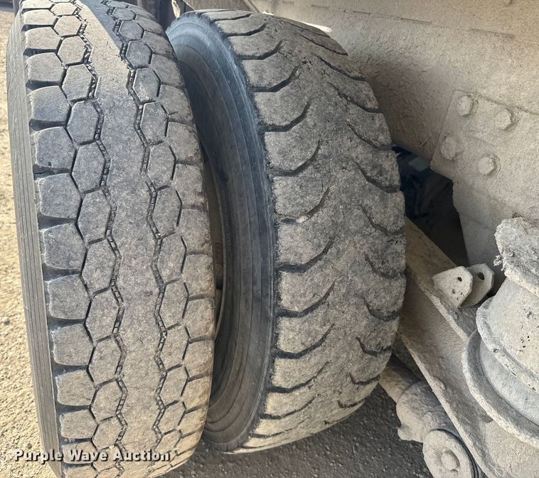 image for item ER2337 2010 Peterbilt 365 ready mix truck