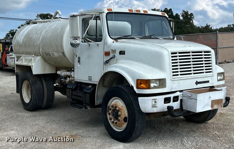 image for item ET3056 2000 International 4700 water truck