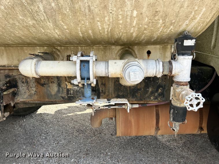 image for item ET3056 2000 International 4700 water truck