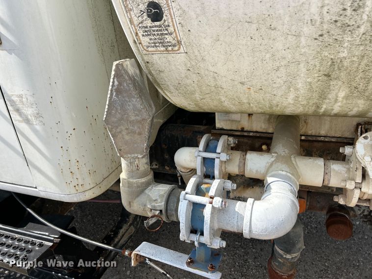 image for item ET3056 2000 International 4700 water truck