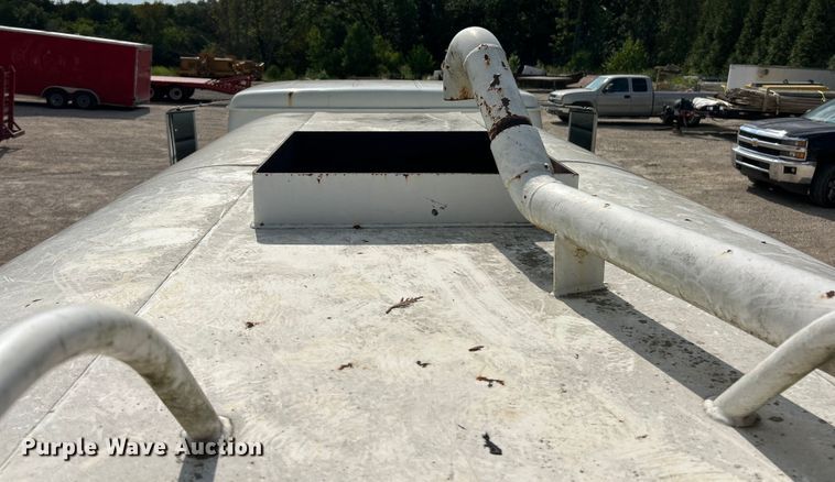 image for item ET3056 2000 International 4700 water truck