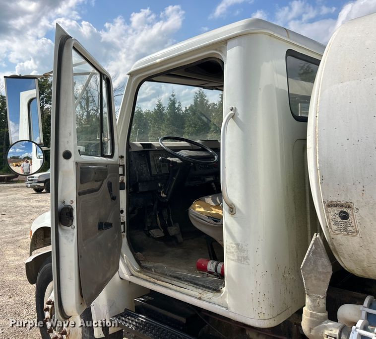 image for item ET3056 2000 International 4700 water truck