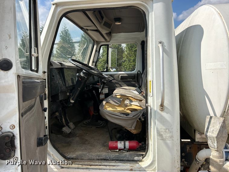 image for item ET3056 2000 International 4700 water truck