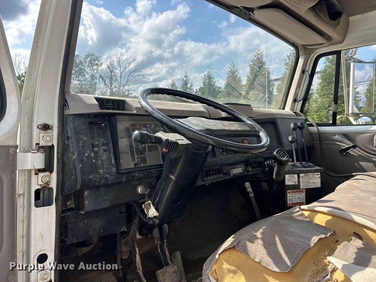 image for item ET3056 2000 International 4700 water truck