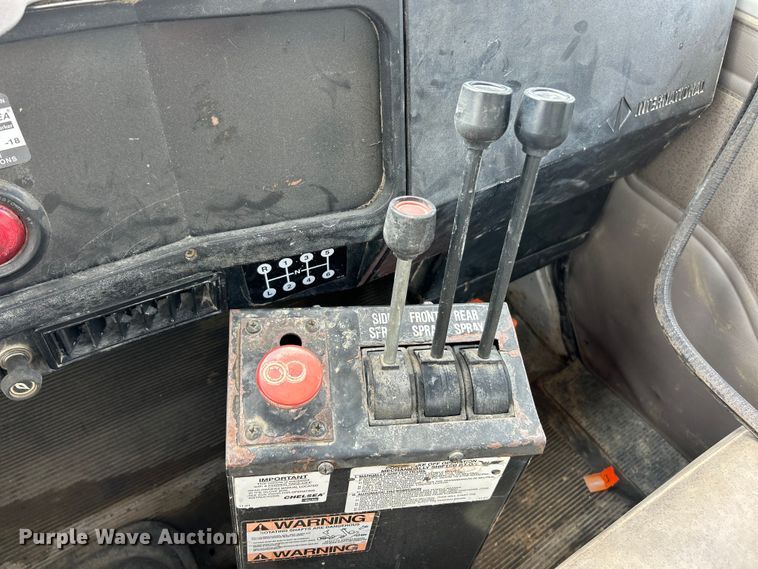 image for item ET3056 2000 International 4700 water truck