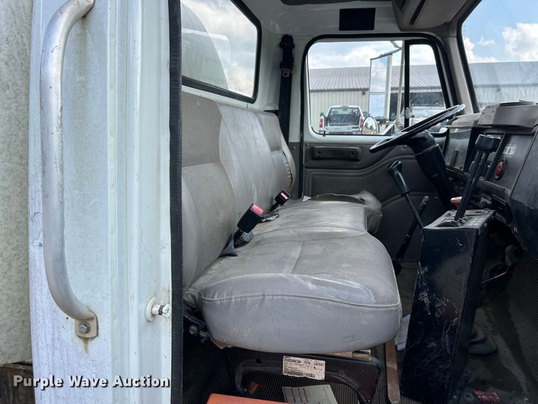 image for item ET3056 2000 International 4700 water truck