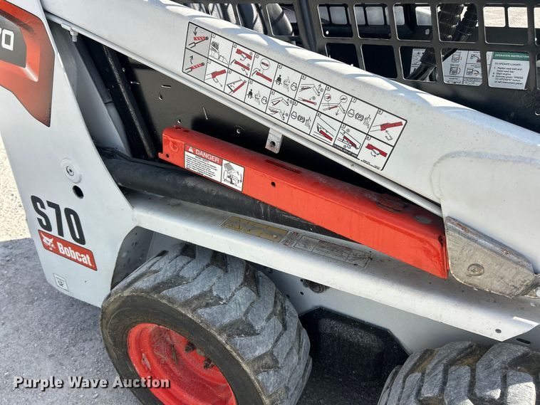 image for item ET3077 2012 Bobcat S70 skid steer loader