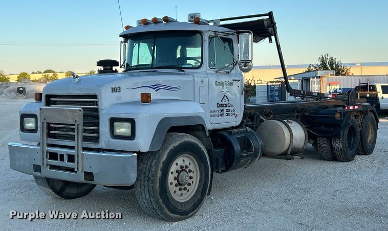 2000 Mack RD688S-1