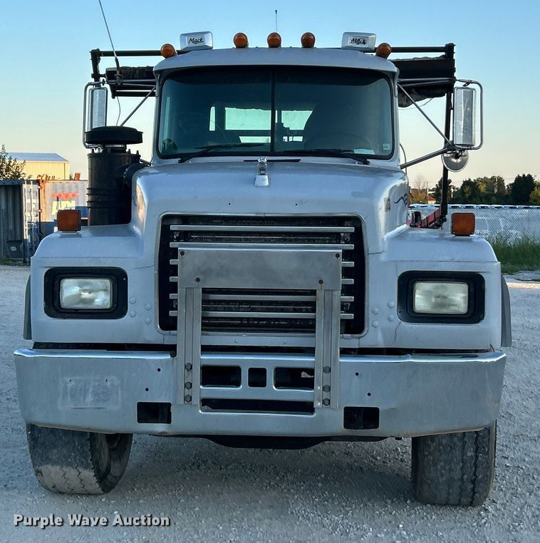 image for item ET3102 2000 Mack RD688S  roll-off container truck