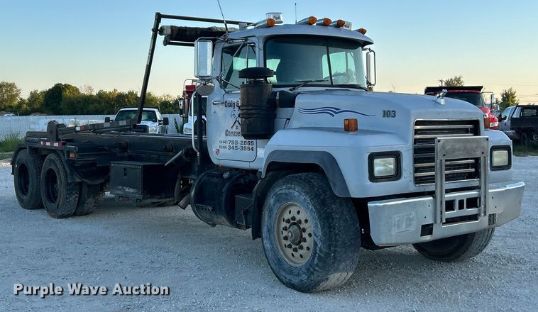 image for item ET3102 2000 Mack RD688S  roll-off container truck