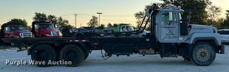 image for item ET3102 2000 Mack RD688S  roll-off container truck