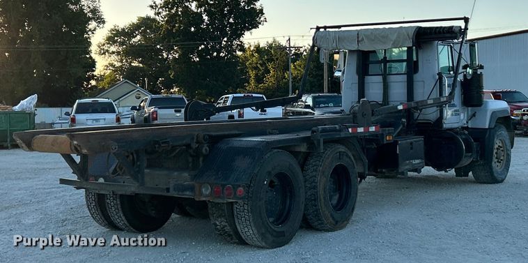 image for item ET3102 2000 Mack RD688S  roll-off container truck