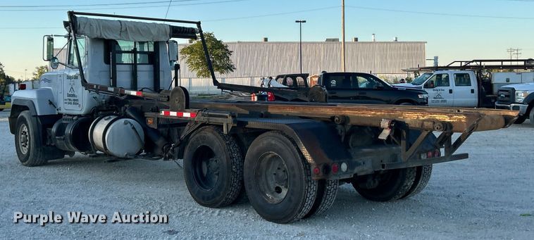 image for item ET3102 2000 Mack RD688S  roll-off container truck