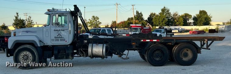 image for item ET3102 2000 Mack RD688S  roll-off container truck