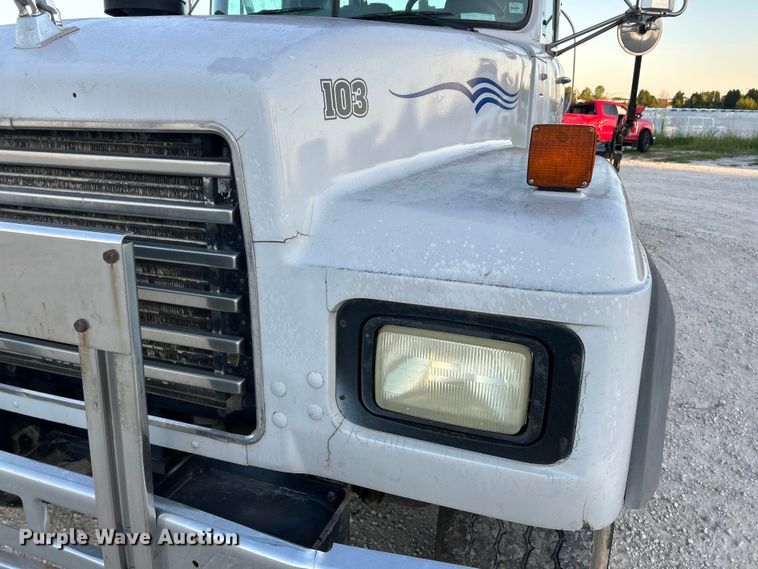 image for item ET3102 2000 Mack RD688S  roll-off container truck