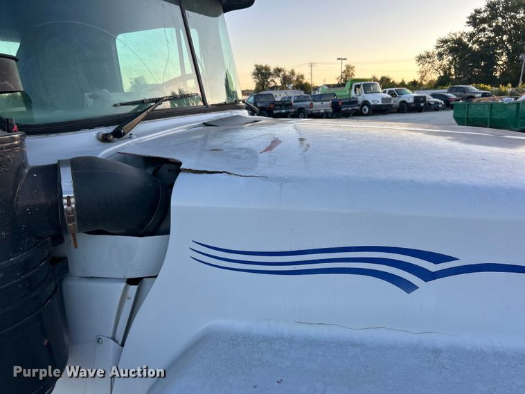 image for item ET3102 2000 Mack RD688S  roll-off container truck