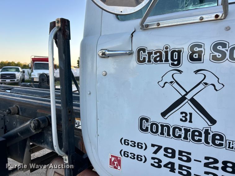 image for item ET3102 2000 Mack RD688S  roll-off container truck