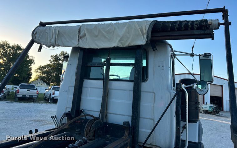 image for item ET3102 2000 Mack RD688S  roll-off container truck