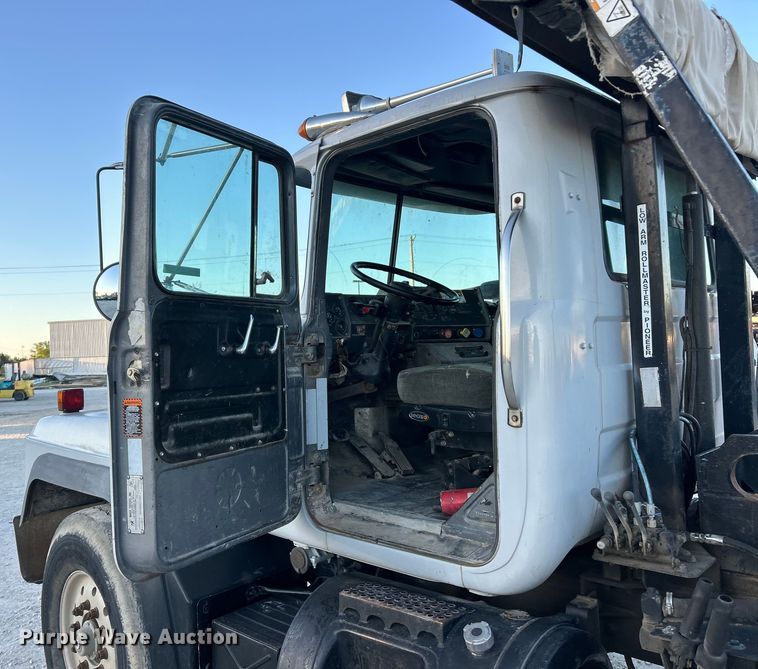 image for item ET3102 2000 Mack RD688S  roll-off container truck