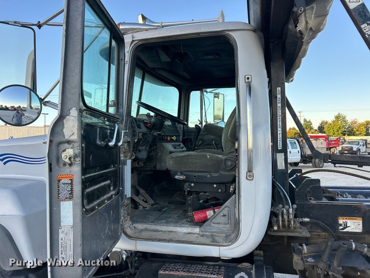 image for item ET3102 2000 Mack RD688S  roll-off container truck