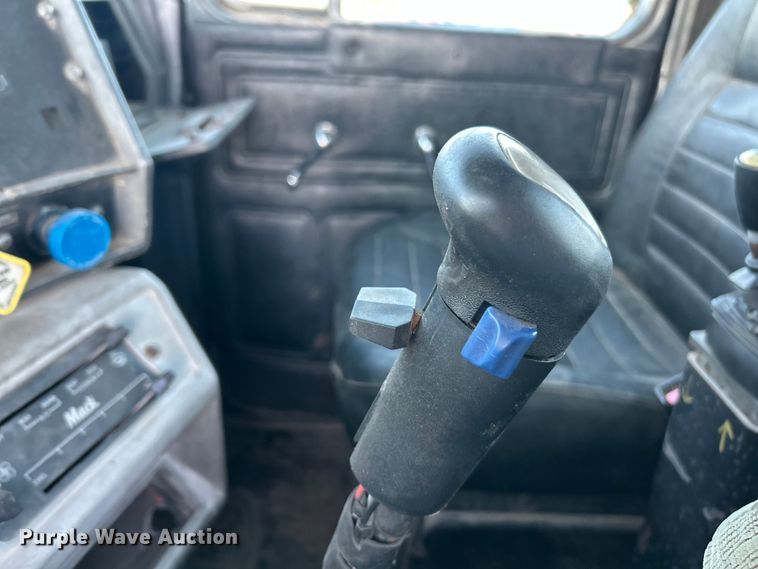 image for item ET3102 2000 Mack RD688S  roll-off container truck