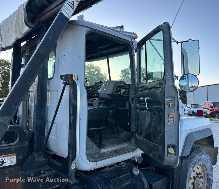 image for item ET3102 2000 Mack RD688S  roll-off container truck