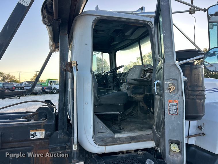 image for item ET3102 2000 Mack RD688S  roll-off container truck