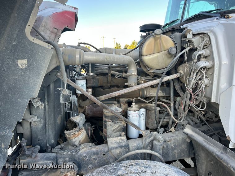 image for item ET3102 2000 Mack RD688S  roll-off container truck