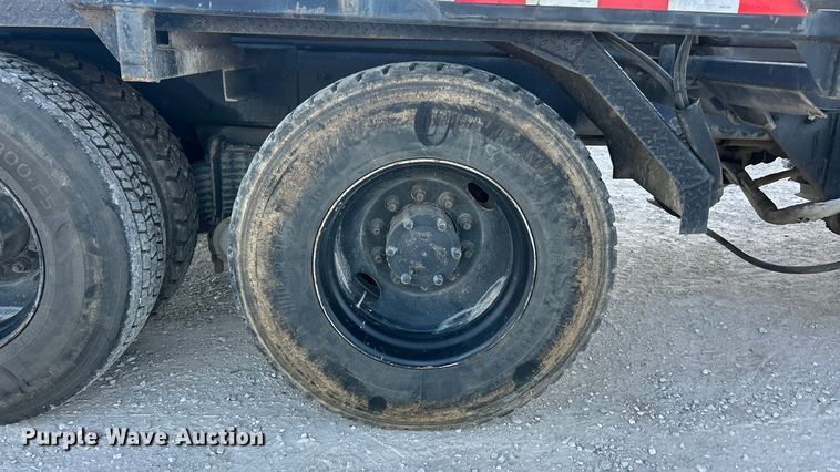 image for item ET3102 2000 Mack RD688S  roll-off container truck