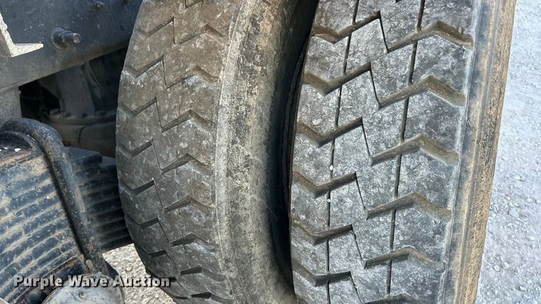 image for item ET3102 2000 Mack RD688S  roll-off container truck