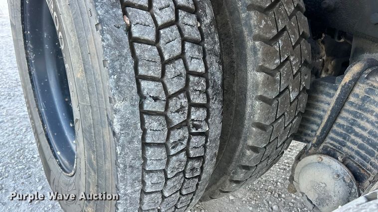 image for item ET3102 2000 Mack RD688S  roll-off container truck