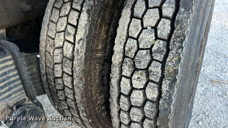 image for item ET3102 2000 Mack RD688S  roll-off container truck