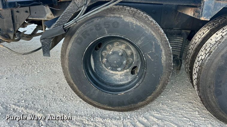 image for item ET3102 2000 Mack RD688S  roll-off container truck