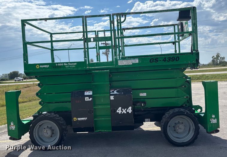 image for item ET4603 2015 Genie GS4390 scissor lift