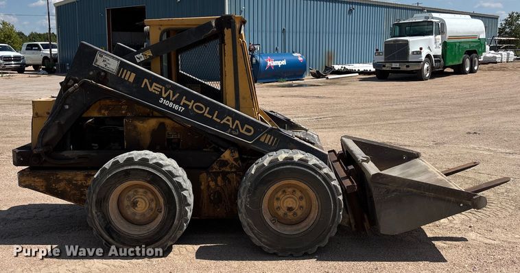 MINI CARGADOR SOBRE RUEDAS 1989 NEW HOLLAND L785