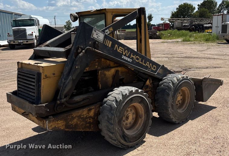 MINI CARGADOR SOBRE RUEDAS 1989 NEW HOLLAND L785