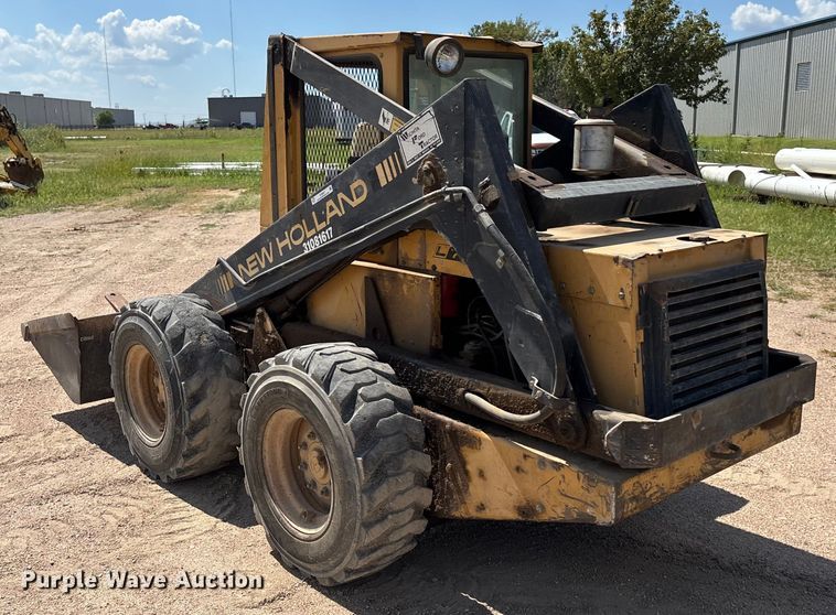 image for item ET8007 1989 New Holland L785 skid steer loader