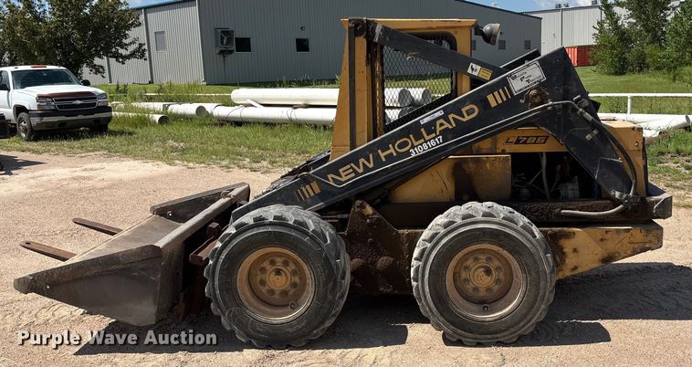 image for item ET8007 1989 New Holland L785 skid steer loader