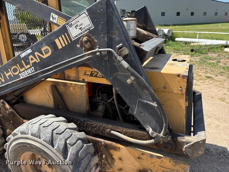 image for item ET8007 1989 New Holland L785 skid steer loader