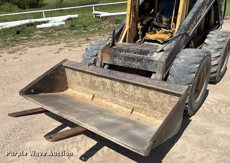 image for item ET8007 1989 New Holland L785 skid steer loader