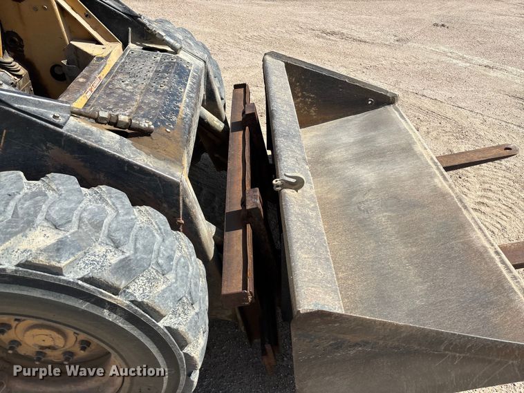 image for item ET8007 1989 New Holland L785 skid steer loader