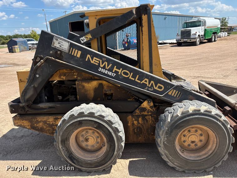 image for item ET8007 1989 New Holland L785 skid steer loader
