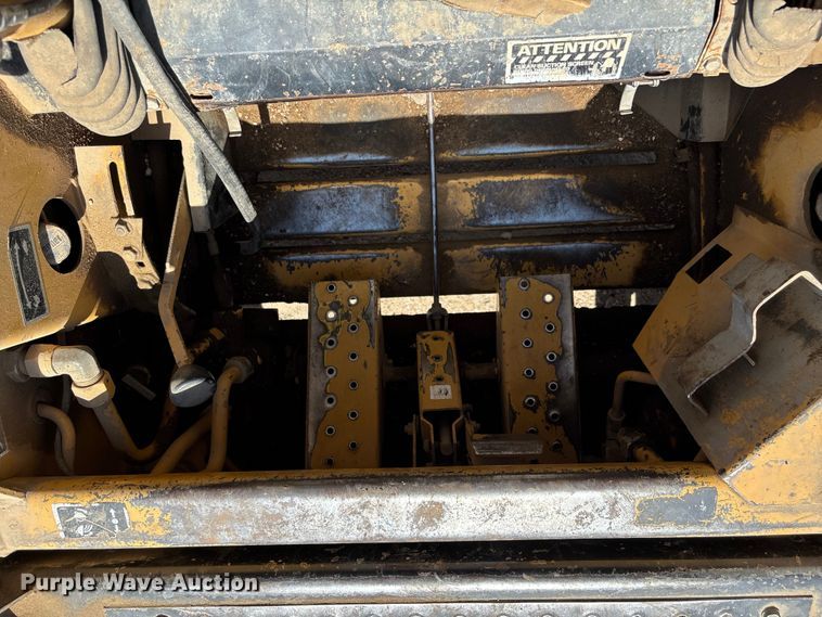 image for item ET8007 1989 New Holland L785 skid steer loader