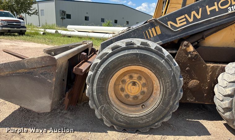 image for item ET8007 1989 New Holland L785 skid steer loader